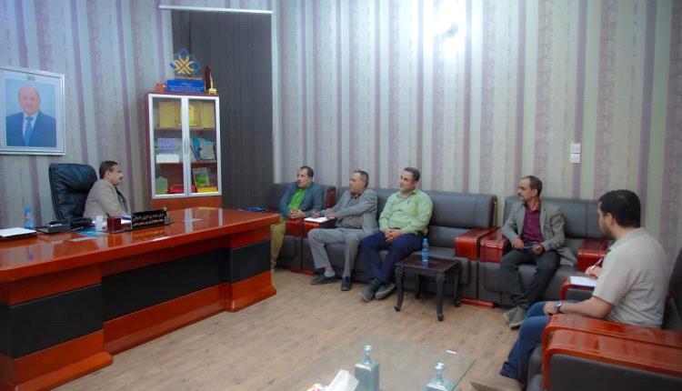 المحافظ بن الوزير يناقش مع هيئة المساحة الجيولوجية والمياه سبل الحد من استنزاف المياه الجوفية.