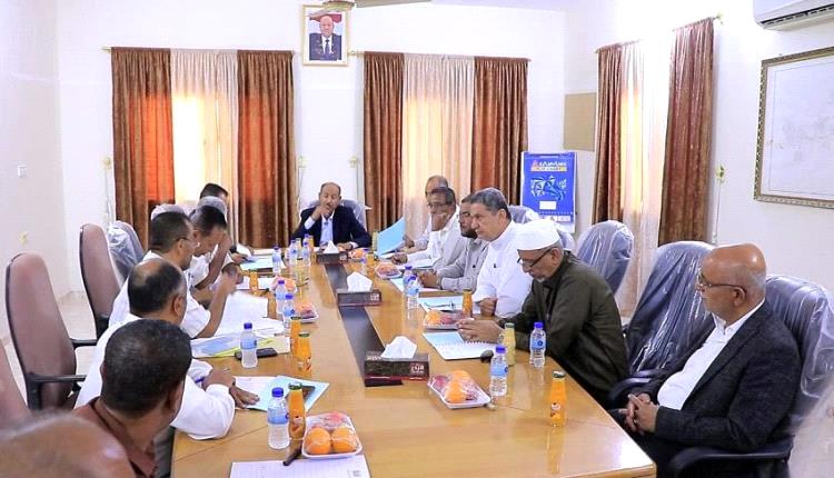 الوكيل بارباع يناقش مشروع الصرف الصحي لمدينتي سيئون وتريم ويؤكد أهمية تسريع استكماله