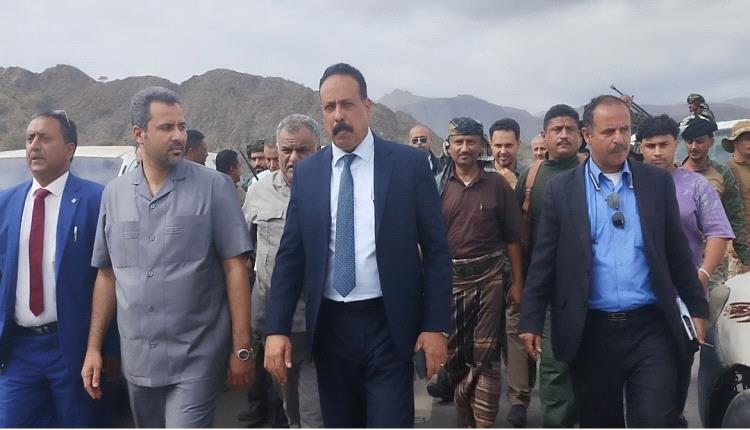 وزير الأشغال ومحافظ لحج يدشنان مشروع إعادة تأهيل طريق "حبيل جبر - العسكرية" ويتفقدان سير العمل في طريق "الشهيد أبو اليمامة"