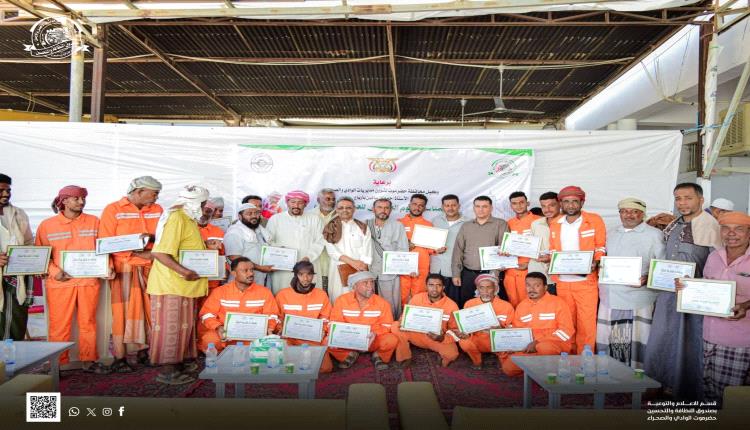 بمناسبة يوم العمال العالمي.. وحدة النظافة والتحسين بسيئون تكّرم عدد من مهندسي النظافة المميزين