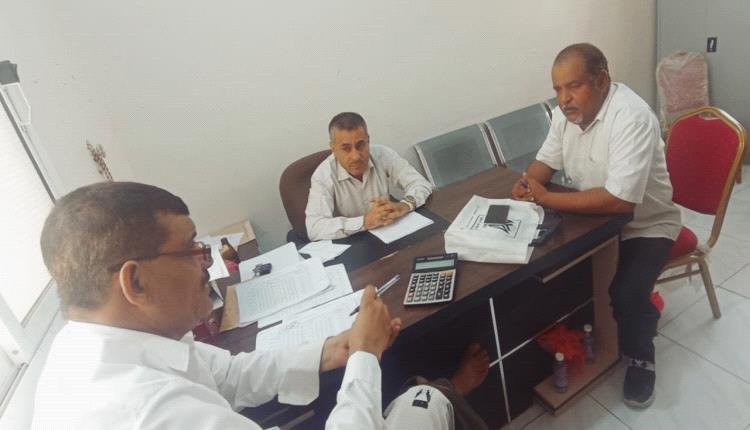 بتوجيهات المحافظ بن ياسر ..تشكيل لجنة لتسليم رواتب الاطباء الاخصائيين الأجانب والمحليين بالمهرة