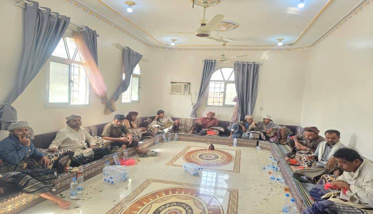 مستشار وزير الداخلية يؤدي واجب العزاء لأسرة الشيخ علي الدابسي في شبوة