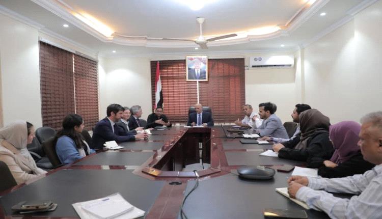 الوزير الشرجبي يبحث مع سفير الاتحاد الأوروبي والسفيرة الفرنسية تعزيز التعاون المشترك في مجالات المياه والبيئة