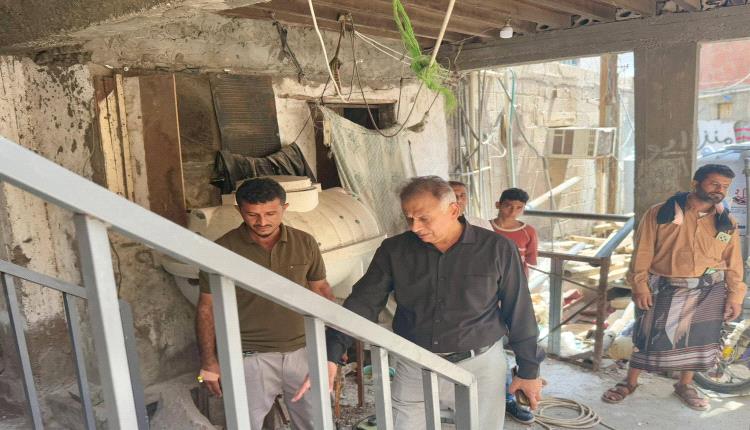 الجاوي يتفقد اعمال ترميم سلالم عمارة B2 بحي الكهرباء بالمعلا
