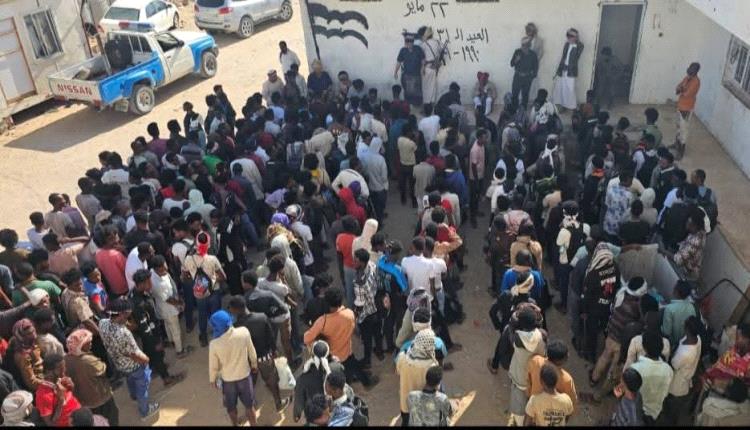 شرطة المهرة تضبط مهاجرين غير شرعيين بحوزتهم أكثر من 1050 حبة مخدرة