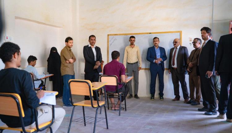 المحافظ بن الوزير يتفقد كلية المجتمع ويدشن استلام التجهيزات الفنية بدعم كويتي