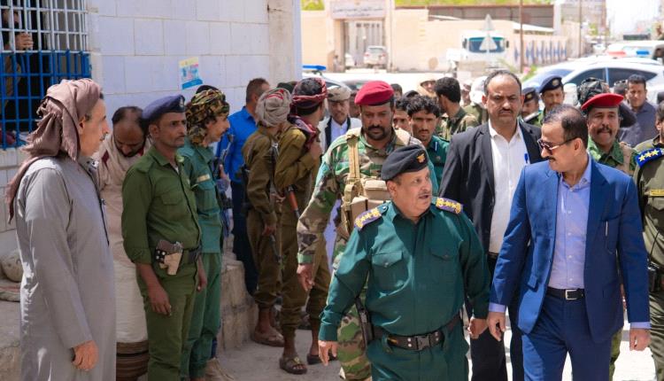 المحافظ بن الوزير يتفقد إدارة شرطة مديرية عتق ويشدد على تعزيز الأمن والانضباط وتحسين الخدمات الشرطية