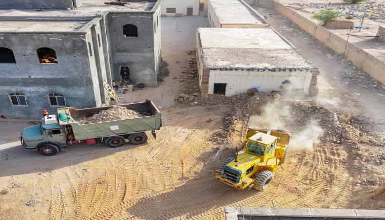 بتوجيهات المحافظ بن الوزير.. بدء أعمال إنشاء ثلاث قاعات دراسية حديثة بكلية المجتمع شبوة