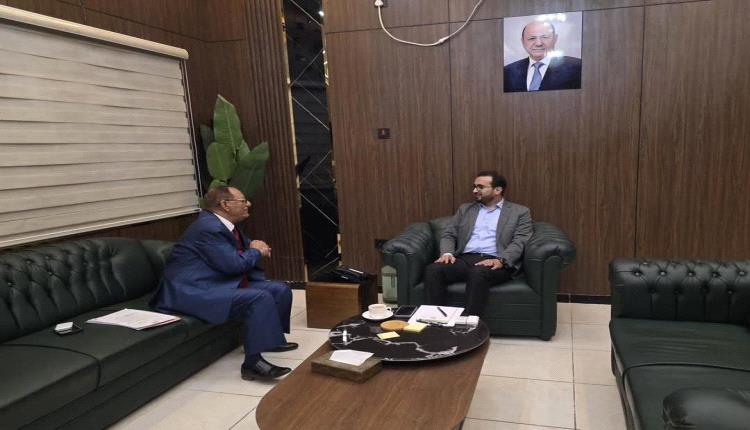 وزير الخدمة المدنية يناقش أوضاع أعضاء هيئة التدريس بجامعة صنعاء النازحين إلى المناطق المحررة