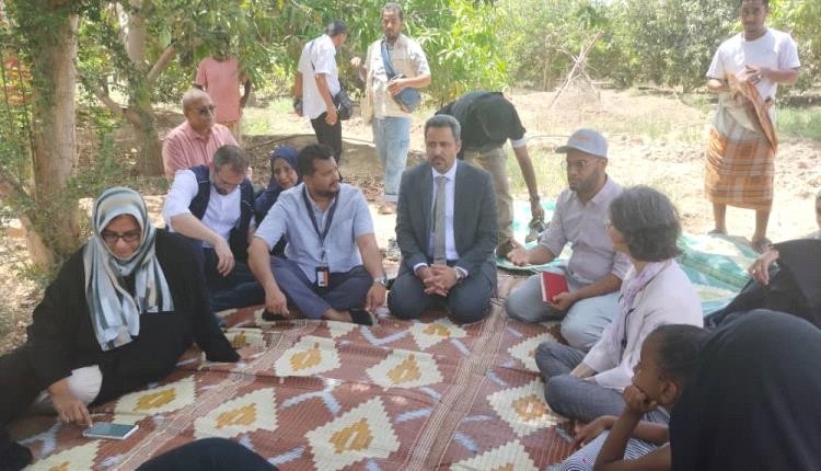 محافظ لحج والسفيرة الفرنسية يتفقدان القطاع الزراعي بمنطقة الحسيني ويطلعان على احتياجات المزارعين