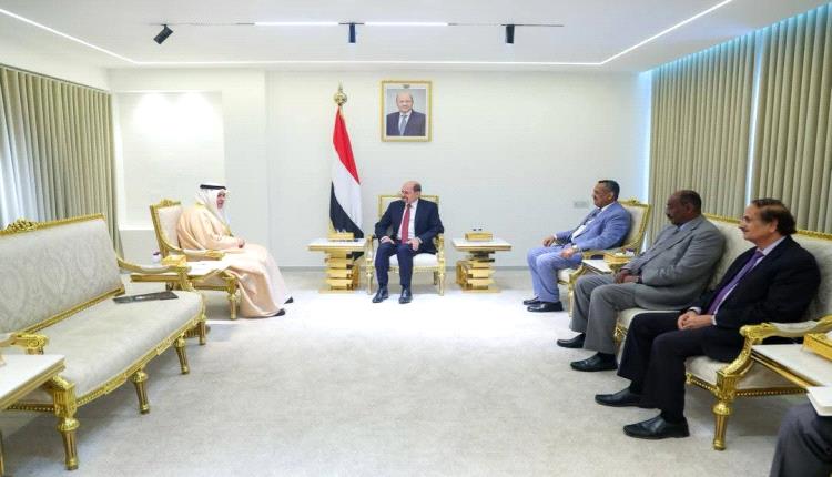رئيس الوزراء وزير الخارجية يتسلم نسخة من أوراق اعتماد سفير دولة الكويت لدى اليمن