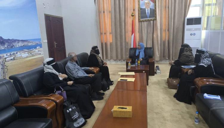 من شح تمويل برامج التمكين الاقتصادي إلى صنع القرار.. ملفات المرأة الأبينية على طاولة وزيرة شؤون المرأة د. جعسوس