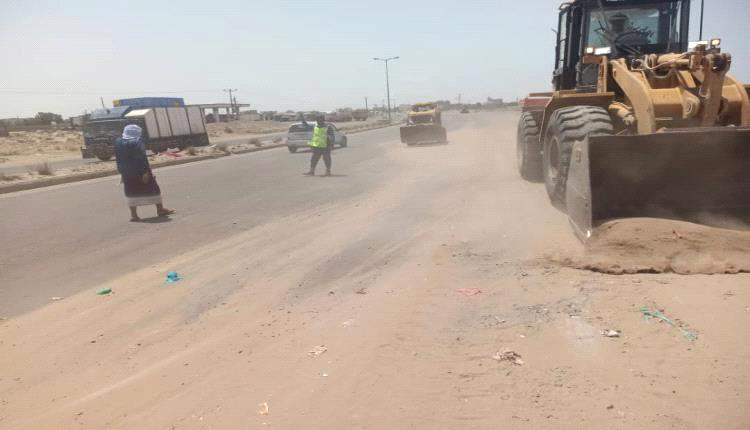لحج: حملة لإزالة الكثبان الرملية من الطريق العام في مديرية تبن للحد من الحوادث