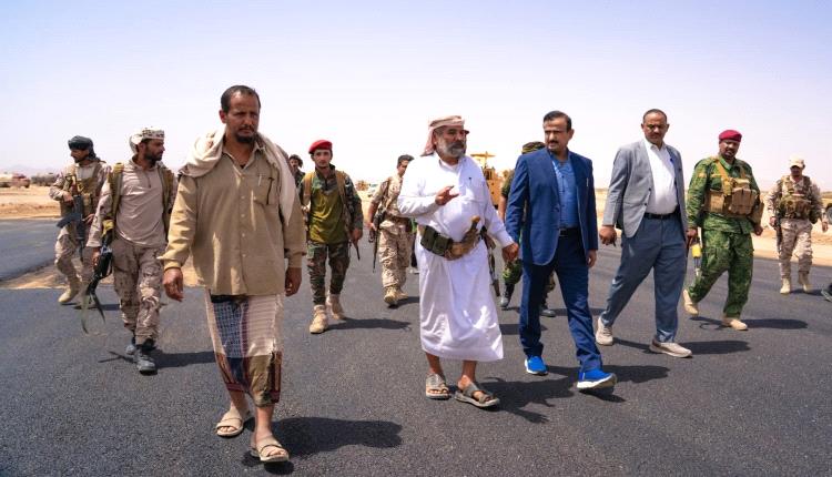 المحافظ بن الوزير يتفقد مستوى الإنجاز في أعمال المرحلة الثالثة لتأهيل المدخل الغربي لمدينة عتق