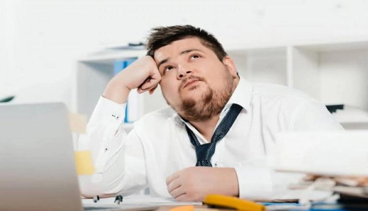 دراسة: ساعات العمل الطويلة ترتبط بارتفاع خطر الإصابة بالسمنة