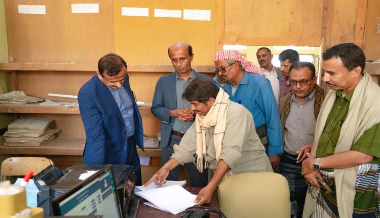 المحافظ بن الوزير يتفقد الاستعدادات الجارية لاختبارات الثانوية العامة ويوجه باعتماد الأرشفة الإلكترونية للنتائج