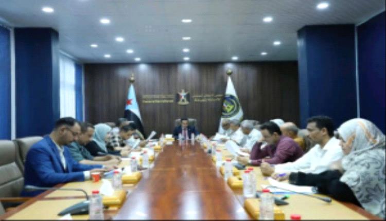 انتقالي العاصمة عدن يعقد اجتماعه الدوري الأول لشهر مايو ويؤكد على تعزيز الانضباط المؤسسي ورفع كفاءة الأداء