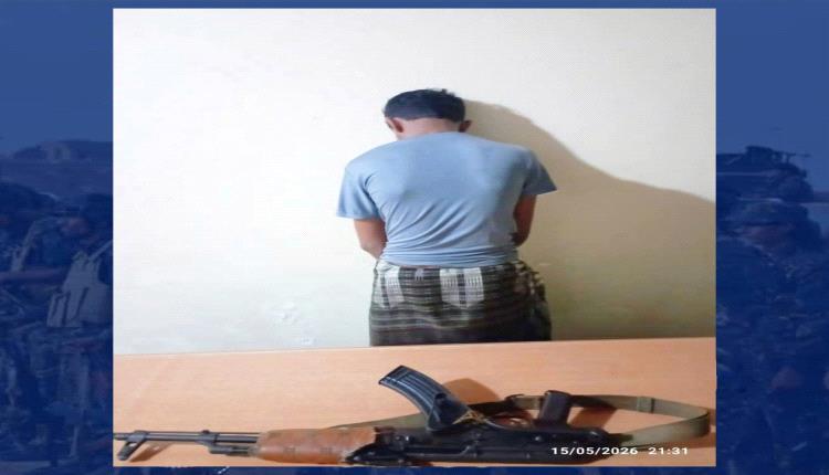 قيادة أمن أبين تتسلم متهم بجريمة قتل في سوق شقرة وتودعه السجن لاستكمال الإجراءات القانونية