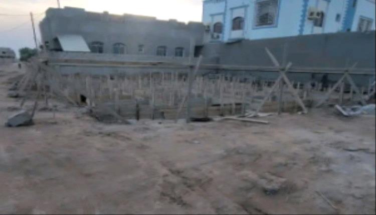 سلطة البريقة تواصل إزالة البناء العشوائي في عدد من مناطق المديرية