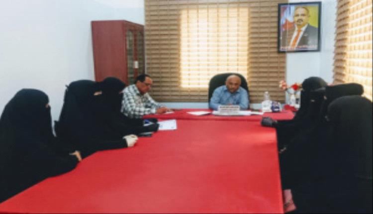 مدير عام الحصين يناقش تشغيل معمل خياطة للأسر المنتجة بدعم السلطة المحلية