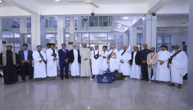 وكيل أول محافظة المهرة يدشّن تفويج 81 حاجًا وحاجة من مطار الغيضة الدولي إلى الأراضي المقدسة