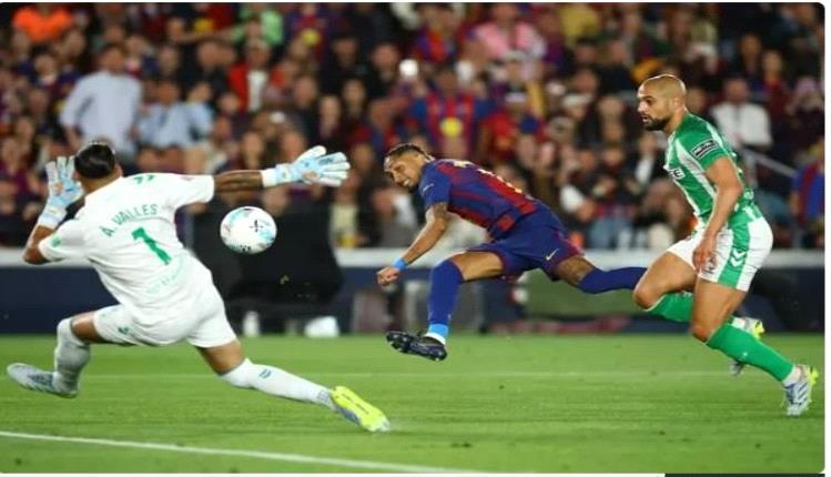 برشلونة يواصل التألق بثلاثية أمام بيتيس وينهي موسمه بلا هزيمة على أرضه