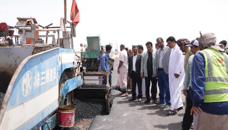 محافظ المهرة يتفقد مستوى الإنجاز في مشروع توسعة واستكمال تشطيبات المدخل الجنوبي لمدينة الغيضة