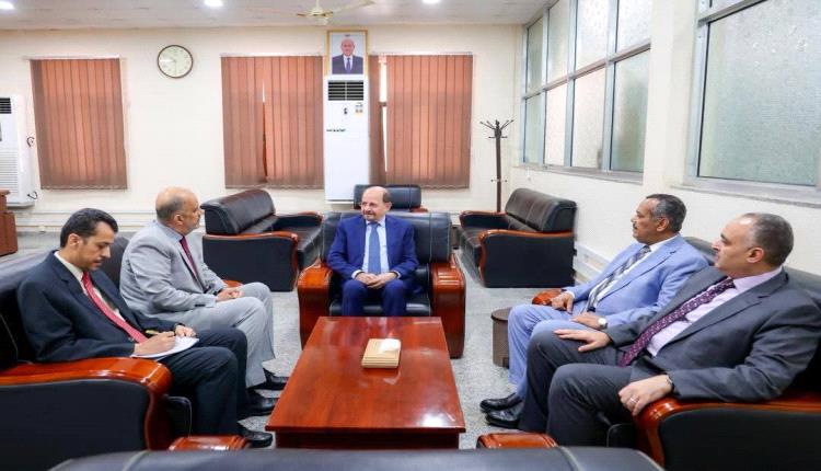 رئيس الوزراء وزير الخارجية يزور وزارة المالية ويجتمع بقيادتها لمتابعة تنفيذ القرارات المعيشية وضبط الإيرادات