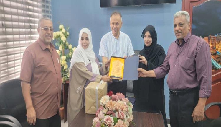 عدن..إدارة المعلا تكرم مدراء المدارس المتميزين