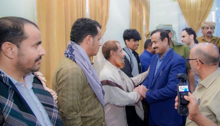 المحافظ بن الوزير يقدم واجب العزاء في وفاة مدير عام رضوم هادي الخرما