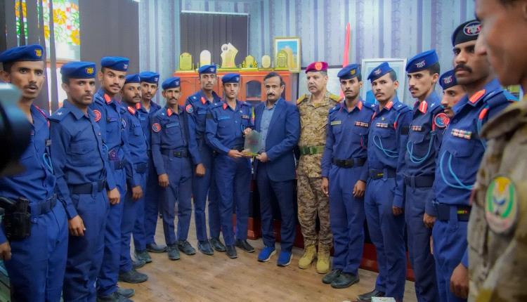 المحافظ بن الوزير يستقبل خريجي كلية الطيران والدفاع الجوي من أبناء شبوة ويشيد بتميزهم العلمي والعسكري