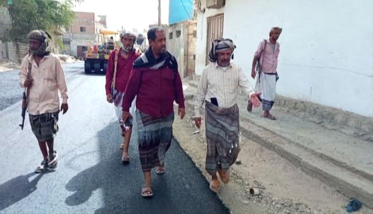بدء سفلتة طريق جعار - الحصن - باتيس ضمن مشروع حيوي لتحسين البنية التحتية بأبين