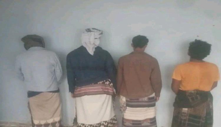 في إنجاز أمني جديد.. أمن خنفر يضبط أربعة متهمين بقضايا تقطع وابتزاز بطريق الحرور.
