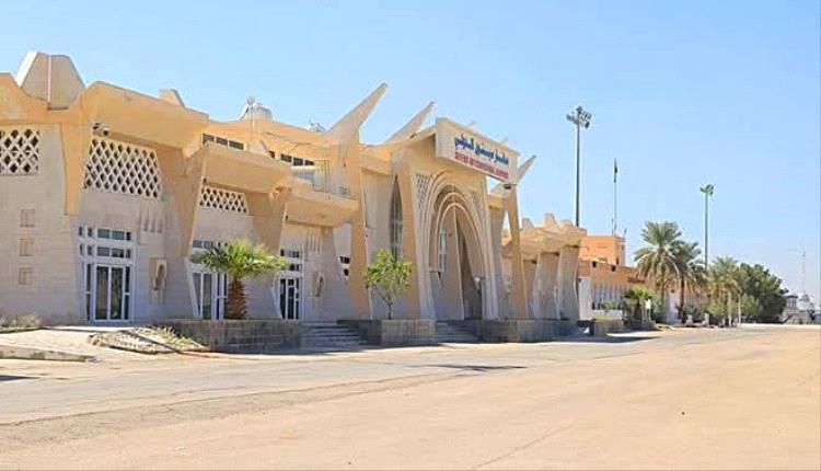 مدير أمن مطار سيئون الدولي ينفي صحة الشائعات المتداولة بشأن أحداث رحلة الخميس ويؤكد ان الإجراءات المتخذة هدفت لحماية النظام داخل المطار