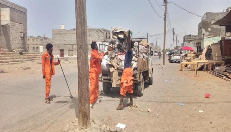​عيدية لعمال النظافة: أبين تبدأ عهداً جديداً من الميدان