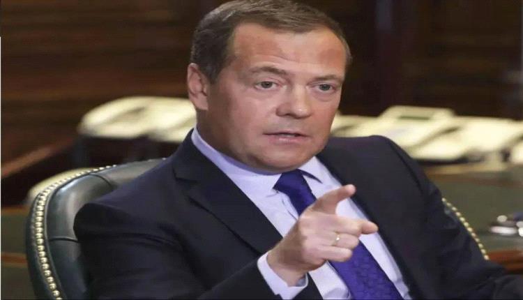 مدفيديف يهاجم زيلينسكي بعد مشاركته في إعادة دفن قيادي نازي أوكراني
