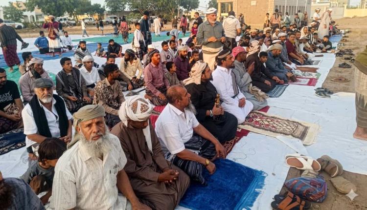 مدير عام مديرية خنفر "اليوسفي" يؤدي صلاة عيد الأضحى في مصلى المعهد الصحي بجعار
