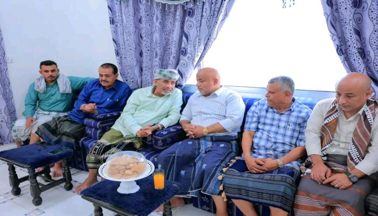 عضو مجلس القيادة محمود الصبيحي يزور اسر الشهيدين علي عنتر وعلي هادي والفقيد سعيد صالح