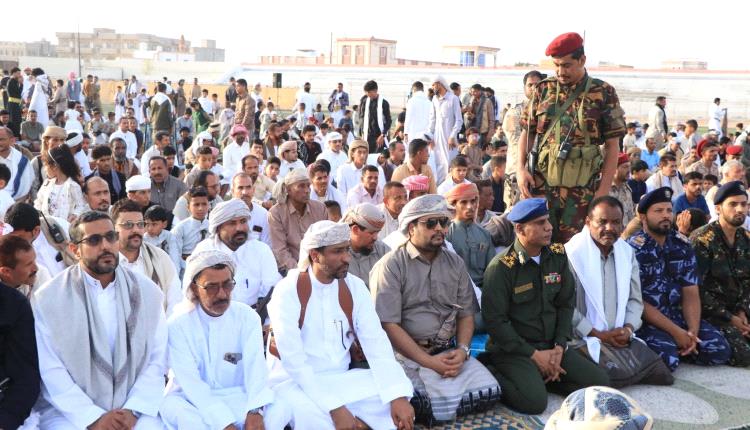 كلشات والجعفري يؤديان صلاة عيد الأضحى بالغيضة مع جموع المصلين