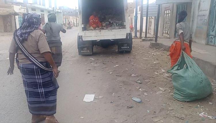 صندوق النظافة بأحور ينفذ حملة لإزالة المخلفات من الشارع العام وسوق النساء في ثاني أيام العيد
