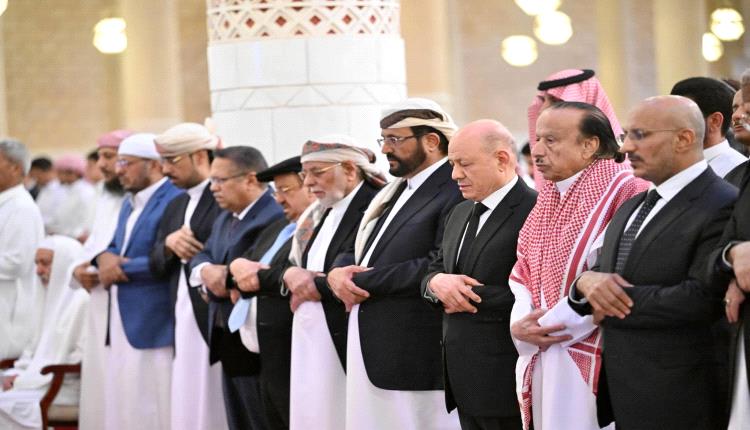 رئيس مجلس القيادة وعدد من أعضاء المجلس يتقدمون جموع المصلين والمشيعين لجثمان فقيد اليمن الكبير الرئيس السابق عبدربه منصور هادي