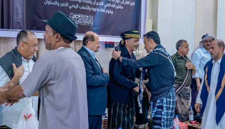 عضو مجلس القيادة الرئاسي ورئيس الوزراء وزير الخارجية يستقبلان في عدن عزاء الرئيس السابق عبدربه منصور هادي