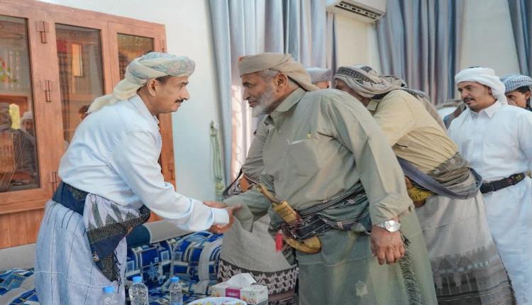 المحافظ بن الوزير يشيد بمواقف الوفاء والتلاحم التي يجسدها أبناء شبوة