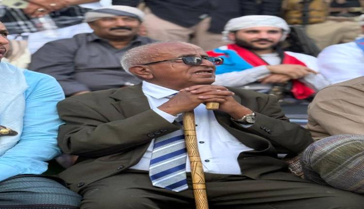 وجه من وسط زحام مهرجان القارة التراثي اليافعي
