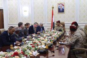 وزير الدفاع يناقش مع المستشار العسكري للمبعوث الأممي تطورات الأوضاع في اليمن