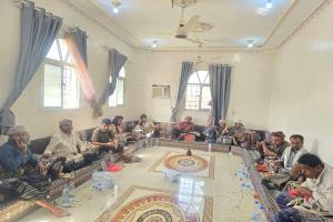 مستشار وزير الداخلية يؤدي واجب العزاء لأسرة الشيخ علي الدابسي في شبوة