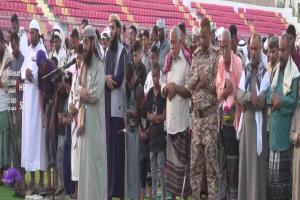 أبناء لحج يؤدون صلاة عيد الأضحى في ملعب الشهيد معاوية بالعاصمة الحوطة