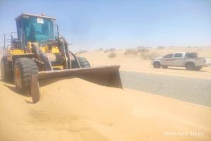 الفرق الفنية لمؤسسة الطرق بشبوة تواصل إزاحة الرمال لطريق بيحان – عتق