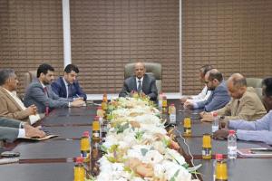 محافظ البنك المركزي اليمني يلتقي مسؤولي البنوك التجارية والإسلامية وبنوك التمويل الأصغر وجمعية البنوك
