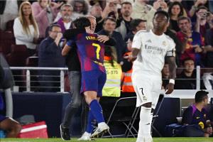 برشلونة يتوج بلقب الدوري الإسباني بعد فوزه على ريال مدريد في الكلاسيكو